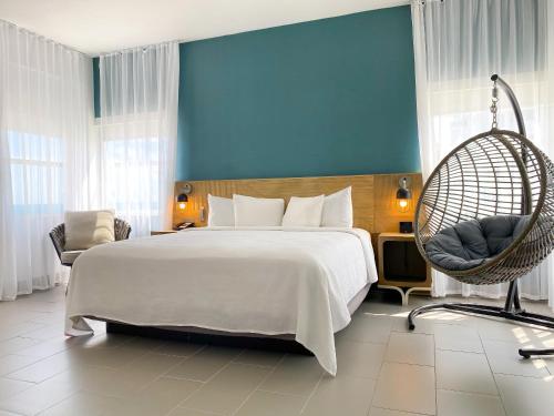 En eller flere senge i et værelse på Marseilles Beachfront Hotel