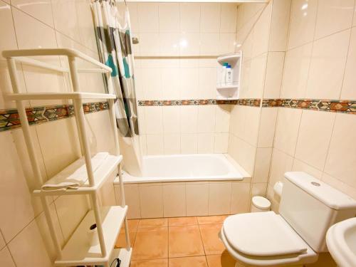 プラヤ・パライソにあるRooftop Playa Paraiso FREE WIFIのバスルーム(シャワー、トイレ、シンク付)