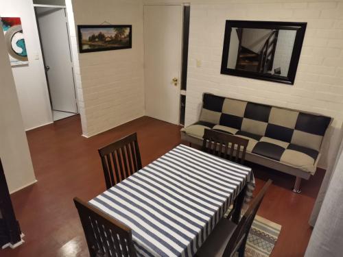 a living room with a couch and a table and chairs at Casa acogedora en excelente ubicación de San Fernando in San Fernando
