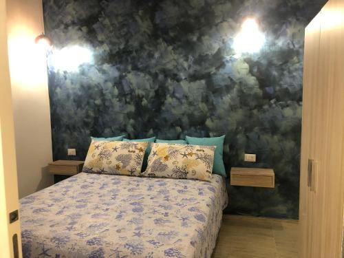 - une chambre avec un lit et une couette bleue et blanche dans l'établissement La casetta, à Barletta