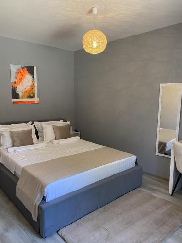 Roomzzz Sibiu tesisinde bir odada yatak veya yataklar