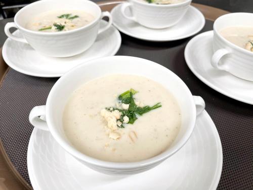 Makanan di atau berdekatan rumah tamu ini
