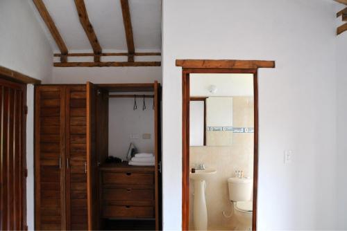 A bathroom at Tres habitaciones en la cabaña Quinta Buenos Aires