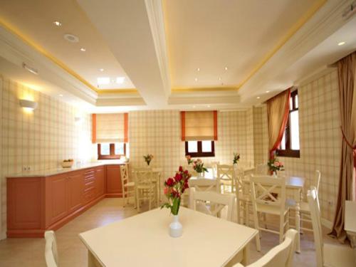 eine Küche und ein Esszimmer mit einem Tisch und Stühlen in der Unterkunft Nerida Boutique Hotel in Dimitsana
