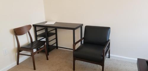 - un bureau avec deux chaises et une table avec un papier dans l'établissement Home at Tucker, à Tucker