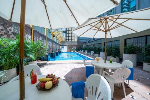 Bazén v ubytování Hotel Golden Dragon nebo v jeho okolí