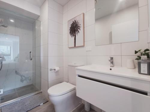 łazienka z toaletą, umywalką i prysznicem w obiekcie Brand New Lux 2 Bedroom Apartment w Auckland