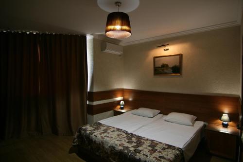 Een bed of bedden in een kamer bij Aranda Hotel