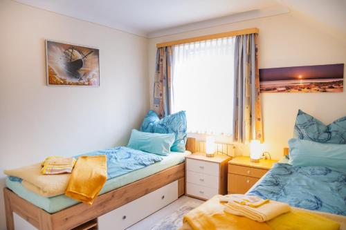 a bedroom with two twin beds and a window at Haus Christina in Seeboden