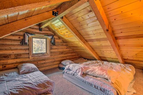 Charming Montana Retreat with Mountain Views! tesisinde bir odada yatak veya yataklar