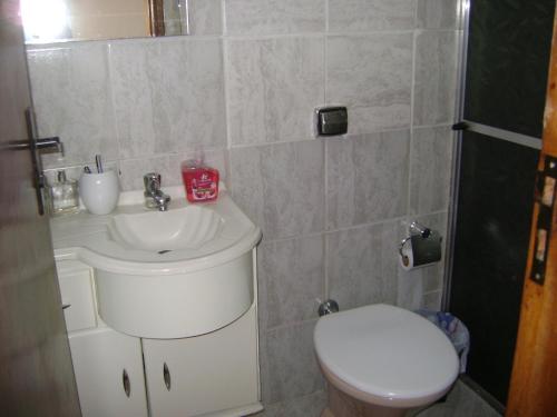 Baño pequeño con aseo y lavamanos en Apartamento Guarulhos, en Guarulhos