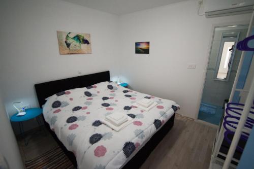 Un pat sau paturi într-o cameră la Apartment SunSet Dubrovnik FREE PARKING & WIFI