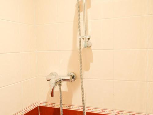 a shower with a hose in a bathroom at Studio Valloire, 1 pièce, 4 personnes - FR-1-263-81 in Valloire