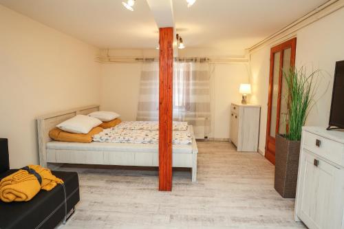 Ένα ή περισσότερα κρεβάτια σε δωμάτιο στο Levendulás Tanya Szarvas - Jakuzzi és medence