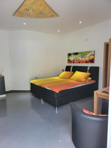 sypialnia z dużym łóżkiem z żółtymi poduszkami w obiekcie Travelers Home w mieście Hasloch