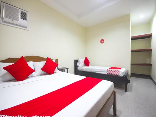 Tempat tidur dalam kamar di OYO 567 Blue Horizon Hostel