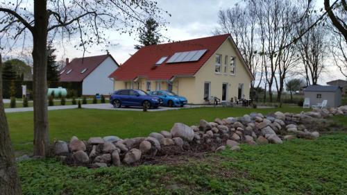 ein Haus mit einem Haufen Steine davor in der Unterkunft DA Ferienwohnungen in Bargischow