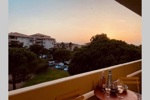 Photo de la galerie de l'établissement Superbe appartement à 100m de la mer, et à coté de la base nature, à Fréjus