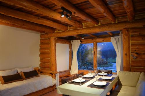 een kamer met een bed, een tafel en een bank bij La Campiña in Bariloche