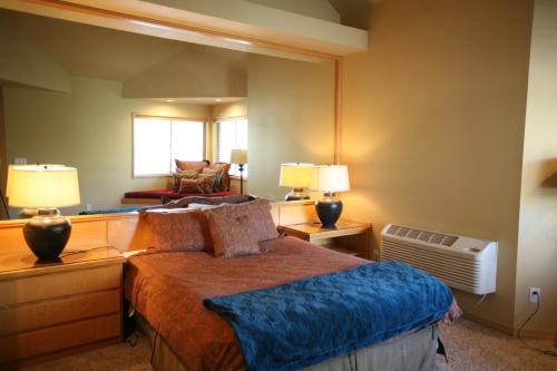 1 dormitorio con 1 cama, 2 lámparas y ventana en River Ridge 416B condo en Bend