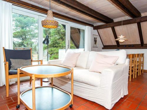 un soggiorno con divano bianco e tavolo di 6 person holiday home in R m a Rømø Kirkeby