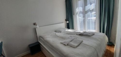 Un dormitorio con una cama con dos toallas encima. en Wisus - Luxury Apartments, en Świnoujście