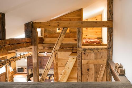 Palanda nebo palandy na pokoji v ubytování Pajta Apartman