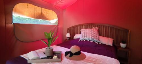 Tempat tidur dalam kamar di Camping de Matour