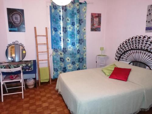 - une chambre avec un lit, une échelle et un miroir dans l'établissement Notre campagne provençale, à Avignon