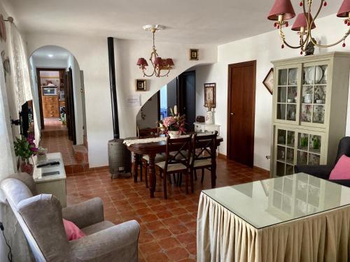 コルテガナにあるMaríaのリビングルーム(テーブル、椅子付)