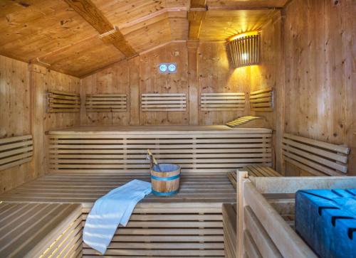 a sauna with a table and a bucket in it at JUFA Hotel Bad Aussee in Bad Aussee