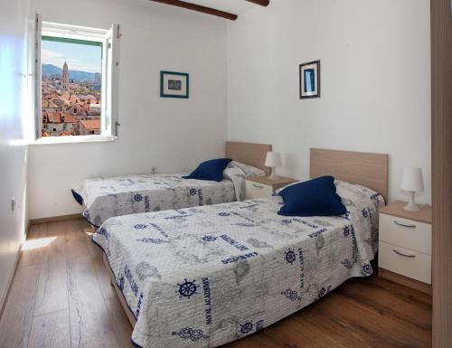 1 dormitorio con 2 camas y ventana en Apartment Split Belvedere, en Split