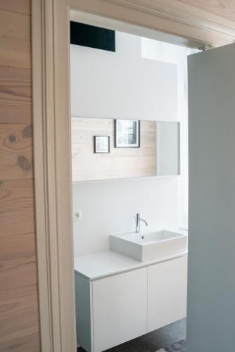 a bathroom with a sink and a mirror at Avant Garde in Watou
