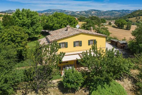 an overhead view of a yellow house with trees at Villa Design in Pergola