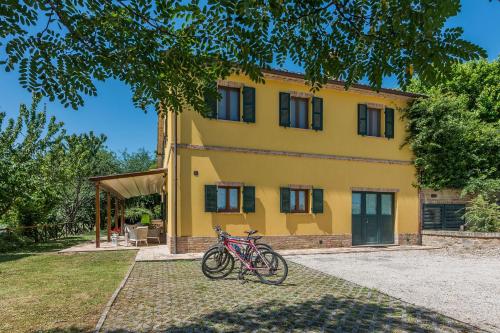 a bike parked in front of a yellow house at Villa Design in Pergola