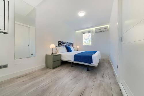 ein weißes Schlafzimmer mit einem Bett und einem Fenster in der Unterkunft Holidays2malaga Reding Terraza & Impresionantes Vistas in Málaga