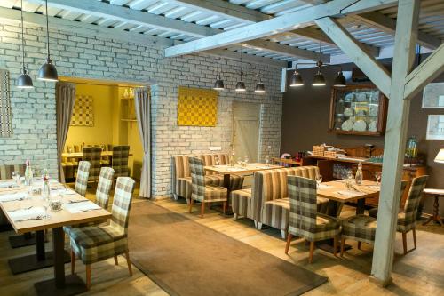 阿尼克什奇艾的住宿－Nykščio Namai & SPA，用餐室配有木桌和椅子