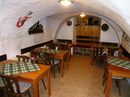 Penzion Pod Studenovemにあるレストランまたは飲食店