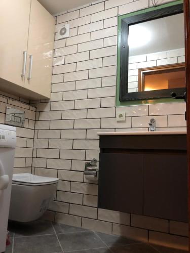 カルカンにあるPatara 139のバスルーム(トイレ、洗面台、鏡付)