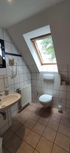 Koupelna v ubytování Wirtshaus Neuenkirchen