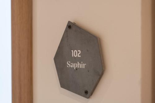 Lapis Monti - Apartments & Suitesに飾ってある許可証、賞状、看板またはその他の書類