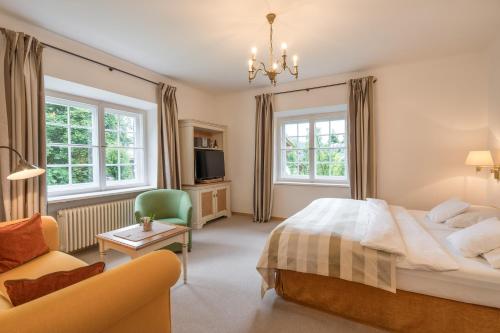 a hotel room with a bed and a couch at Hotel Geldernhaus in Oberstdorf