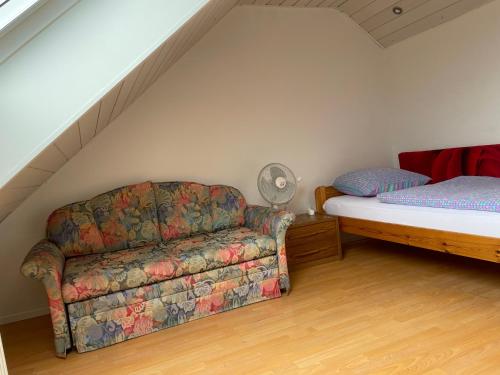 a living room with a couch and a bed at Sonnenschein in Idstein