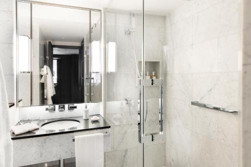 uma casa de banho com um lavatório e um espelho em 15 Basil Street, Knightsbridge em Londres