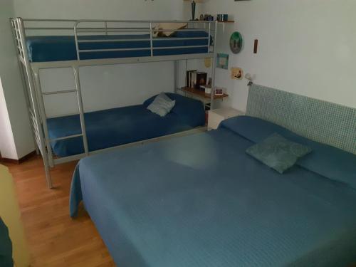 una camera con 2 letti e un letto a castello di Appartamento del sole a Bardonecchia