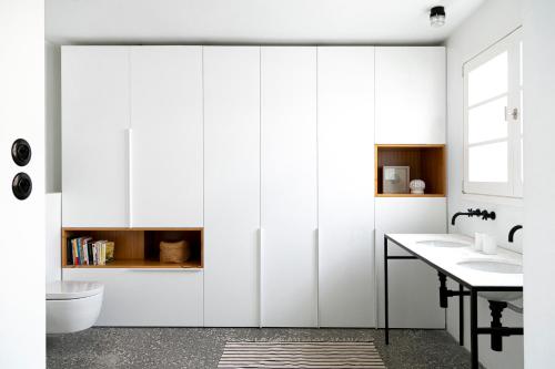 La salle de bains est pourvue de placards blancs et d'un lavabo. dans l'établissement Luxury modernist design townhouse with garden, à Santa Cruz de Tenerife