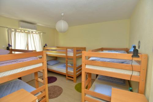 Tempat tidur susun dalam kamar di Hostel Bojo