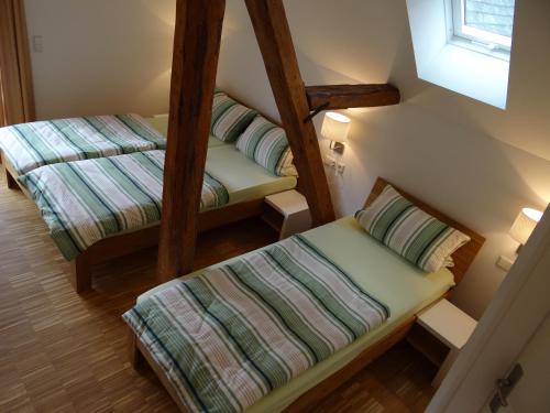 um quarto com duas camas individuais num quarto em Landgasthaus zum Seysingshof em Bad Colberg