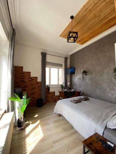 Voodi või voodid majutusasutuse Capstay Roubaix Lille private shower & Netflix toas