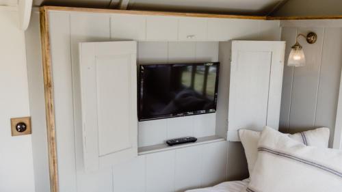 - un salon avec une télévision dans un miroir dans l'établissement Stamford Cider Huts, à Stamford